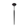 Professioneller Fächer-Make-up-Pinsel mit schwarzem Griff zum Hervorheben und Fixieren. - Flacher Fächerpinsel mit silberner Kupferzwinge
