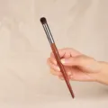 Professioneller Make-up-Pinsel mit Holzgriff für präzises Verblenden von Lidschatten und Kosmetik - Kleiner F236-Rougepinsel