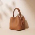 Bolso de cubo de cuero marrón con asa trenzada, elegante bolso de mano para diario. - Marrón Dorado