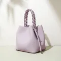 Bolso tipo cubo de cuero lavanda con asa trenzada y cordón ajustable, variante elegante. - Lavanda