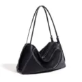 Bolso de hombro negro de piel para mujer, elegante bolso estilo almohada con costuras en contraste. - Negro Obsidiana