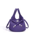 Lila Echtleder Schulterhandtasche mit stilvollem Kreuzriemen Schloss Design für Damen. - Heidelbeerviolett