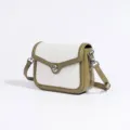 Bolso bandolera de cuero blanco y verde oliva con cierre de giro metálico y correa. - Blanco