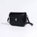 Bolso bandolera de cuero negro con cierre giratorio plateado, bolso compacto y elegante para mujer. - Negro