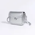 Bolso cruzado de cuero plateado con cierre de giro metálico clásico para mujeres chic. - Plateado