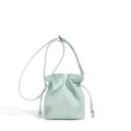 Mini bolso cubo de cuero en verde menta con cierre de cordón y correa ajustable. - Verde menta