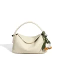 Bolso de hombro de cuero blanco roto con asa trenzada y colgante floral, elegante bolso chic. - Blanco Crema