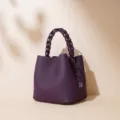 Elegante violette Leder Beuteltasche mit geflochtenem Griff für Damen Pendeln und Alltag. - Seeanemonen-Lila