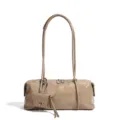 Chic bolso de hombro cilíndrico Boston beige charol con elegantes herrajes plateados, variante. - Lino