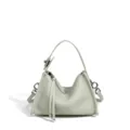 Bolso de hombro minimalista de cuero verde salvia, diseño flexible con herrajes plateados. - Verde matcha