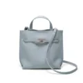 Hellblaue Leder Henkeltasche mit Schultergurt und klassischem Metall Drehverschluss Design. - Blau