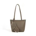 Bolso de hombro de cuero taupe con asas largas, costuras blancas y elegante colgante. - Albaricoque Lechoso