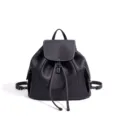 Mochila de piel auténtica para mujer, elegante bolso negro de moda con cordón y solapa chic. - Negro
