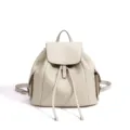 Mochila de cuero beige, elegante mochila informal para mujer con cordón y solapa elegante. - Blanco Crema