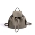 Mochila de cuero genuino para mujer gris, elegante bolso casual con asa y cordón. - Gris elefante