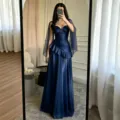 Dunkelblaues Satin Abendkleid Detail mit edlem Rüschen Design und transparenten Cape Ärmeln. - S / Marineblau