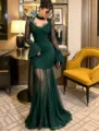 Detalle de vestido de noche verde, inserciones de malla transparente y encaje elegante. - S / Vestidos / Verde Oscuro
