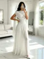 Elegante detalle de vestido largo de gasa blanca, capa drapeada en el hombro dentro de sala luminosa. - S / Blanco