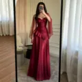Atemberaubendes trägerloses Abendkleid in Burgunderrot mit transparenten Ärmeln und Rüschen. - S / Burgunderrot