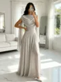 Detalle del elegante vestido de noche de gasa con pliegues exquisitos y tela fina. - S / Gris claro
