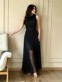 Detalle de vestido largo negro sin mangas plisado, elegante prenda fluida de mujer. - XS / Negro