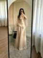 Elegantes Satin-Abendkleid mit trägerlosem Herz-Ausschnitt und stilvoller, geraffter Taille. - S / Champagner