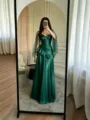 Elegantes dunkelgrünes trägerloses Abendkleid mit transparentem Cape, hochwertiges Satin-Maxikleid. - S / Dunkelgrün