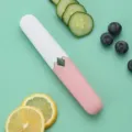 Coltello da frutta portatile 2 in 1, manico cilindrico rosa e bianco con pulsante verde. - Bianco e Rosso
