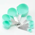 Set di tazze e cucchiai misuratori in acciaio inossidabile per la cucina e i dolci. - Set di 8 misurini con beccuccio / Verde menta