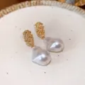 Elegante unregelmäßige Barockperle Ohrringe mit strukturiertem vergoldetem Top für Damen. - Unregelmäßige Geknitterte Barockperle / Gold
