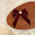 Französische elegante Samt Schleife Haarspange mit Strassrand und Perlen Knopf Detail. - 2# Strass-Samt-Haarspange - Weinrot