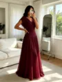 Elegantes burgunderrotes Chiffon V-Ausschnitt Abendkleid Szene Detail Präsentation - S / Burgunderrot