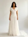 Elegantes weißes Chiffon Abendkleid mit V-Ausschnitt, Drapierung und plissiertem Rock. - S / Weiß