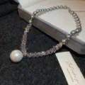 Collier de perles baroques françaises avec cristaux facettés et grand pendentif blanc. - Collier-Argent-Gris