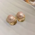 Elegante rosafarbene Perlen-Ohrstecker mit goldener Metallbasis für Damen Mode Alltagsschmuck. - Verdrehter Kreis / Gold
