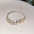 Vergoldeter Armreif mit funkelnden markanten Kristallblättern, eleganter Damenschmuck. - Armreif mit Blattmuster Nr. 12 – Gold