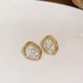 Detailaufnahme unregelmäßiger goldgeränderter Perlenohrringe, eleganter und edler Schmuckstil. - Plissee Unregelmäßig / Gold