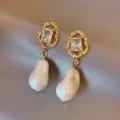 Chic Baroque Pearl Dangle Earrings with Irregular Gold Frame and Sparkling Zirconia Variant - Gold Plating / Gold