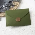 Dunkelgrüner Umschlag mit goldenem Wachssiegel, künstlerisches Briefpapier für Einladungen. - Olivgrün Umschlag 1 Stück + Wachssiegel 1 Stück