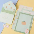 Süßes grünes Briefumschlag und Briefpapier Set mit schönem Orangenmuster für Notizen. - Fruchtschaf