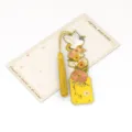 Chinesischer Metall Messing Lesezeichen mit gelber Quaste und Taube Blumen Design Geschenk - Taube & Chrysantheme (September)