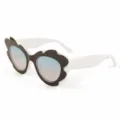 Modieuze unieke bloemvormige zonnebril voor dames en heren, wit montuur en glazen. - M6181 Wit frame met boven groen onder roze glazen