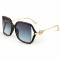 Stijlvolle dames oversized zonnebril met zwart montuur, verlooplenzen en chique gouden tempels. - M6273 Zwart montuur met groene glazen