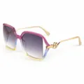 Stijlvolle oversized zonnebril met paars montuur en elegante metalen pootjes voor dames. - M6273 transparant paars montuur grijs verloop glazen