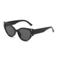 Zwarte cat-eye zonnebril voor vrouwen met metalen studs, stijlvolle retro oogbescherming. - Zwart Frame Grijze Lenzen