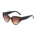 Stijlvolle dames cat-eye zonnebril met bruine verlooplenzen en chique klinknagels. - Zwart en Schildpad Montuur Bruine Lens
