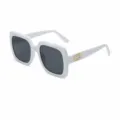 Schicke übergroße quadratische Sonnenbrille mit weißem Gestell und grauen Gläsern für Damen. - Reinweißer Rahmen - Ganzgrau M434
