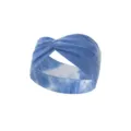 Close-up van blauwe tie-dye haarband met twist, elastische brede hoofdband voor sport en yoga. - Tie-Dye #1