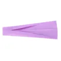Close-up detail van de paarse stretch sporthaarband, zachte stof voor comfortabel dragen. - Lichtpaars