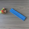 Vue détaillée du bandeau de sport yoga élastique bleu, tissu très doux et absorbant la transpiration. - Bleu Paon
